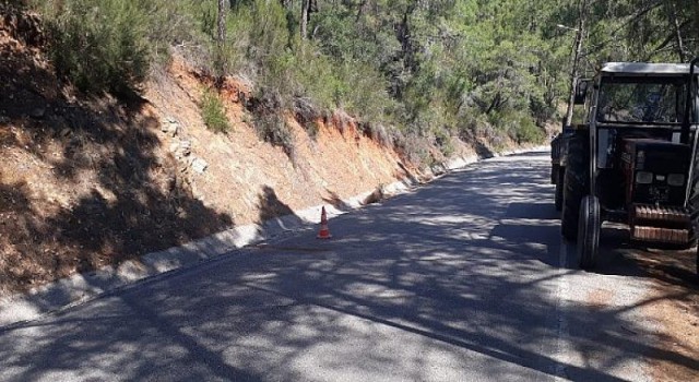 Kemer Belediyesi: Sevlere Düşen Kaya Parçaları ve Toprak Yığınları Temizleniyor