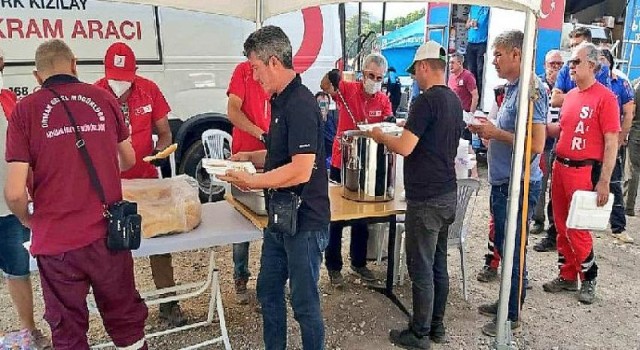 Kızılay Afet Uzmanları ve Gönüllüleri 24 Saat Esasına Göre Çalışıyor