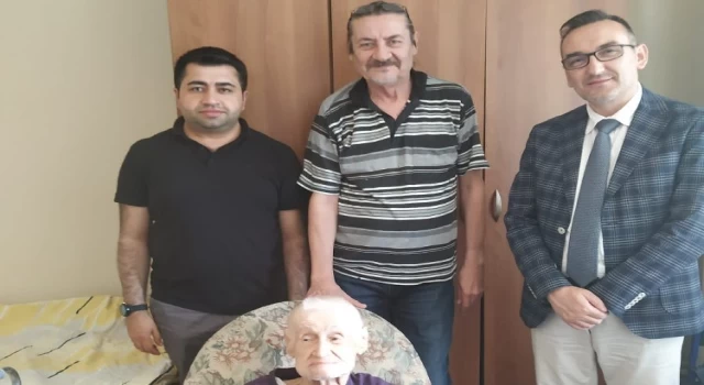 Kocaeli İzmit Belediyesi’nden en yaşlı çınara Babalar Günü kutlaması