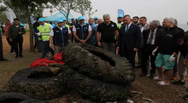 Kocaeli İzmit’te gönüllüler kıyıdan, dalgıçlar su altında temizledi