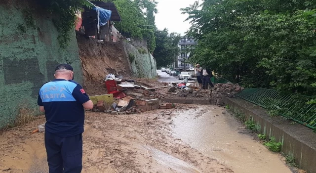 Kocaeli İzmit’te istinat duvarı çöktü