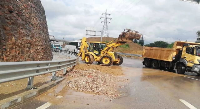 Kocaeli’de hastane yolunda toprak kayması