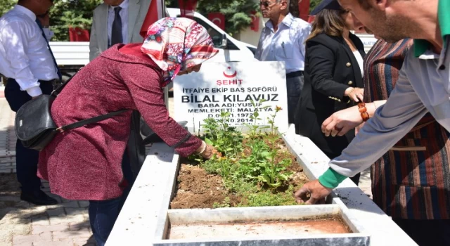 Malatya’da yetiştirilen çiçekler şehitliğe dikildi