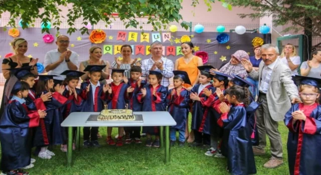 Miniklerin ilk diploma heyecanı