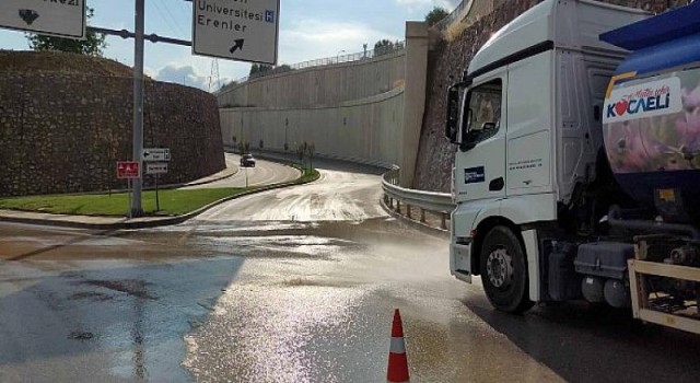 Şehir Hastanesi yolundaki toprak kaymasına Büyükşehir’den anında müdahale