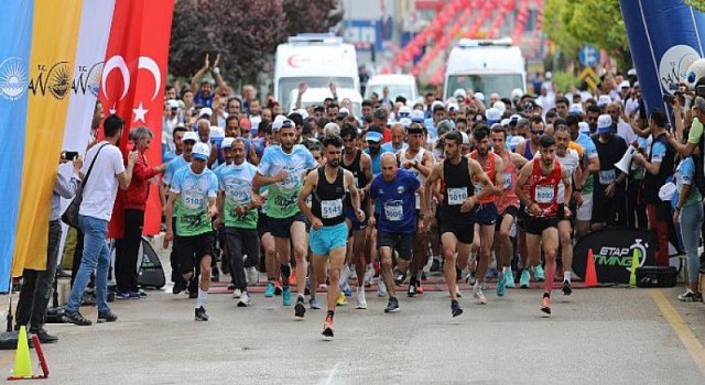 Van Büyükşehir Belediyesi ‘1. Van Denizi Yarı Maratonu’ Koşusu Yapıldı