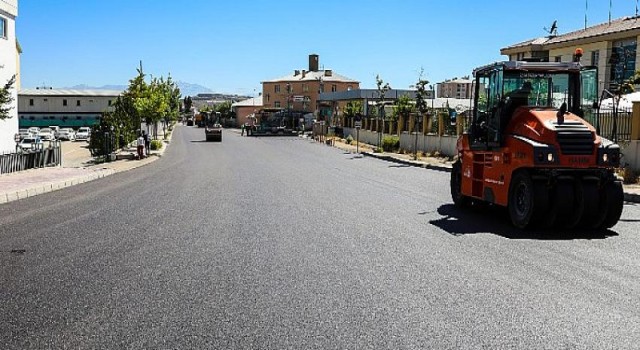 Van Büyükşehir, Ethem Dede Caddesi’ni Asfaltlıyor