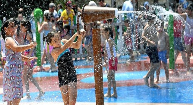 Çocuklar Bayramı Su Oyunları Parkında Geçirdi