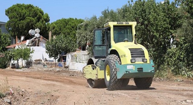 Didim Belediyesi tarafından kent genelinde sürdürülen yol yapım ve yenileme çalışmaları devam ediyor.