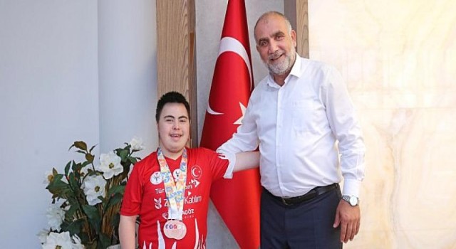 Down Sendromlular Dünya Şampiyonası’ndan zaferle dönen milli sporcu Salihcan Öztankal, Canik Belediye Başkanı İbrahim Sandıkçı Milli Sporcuyu Ağırladı