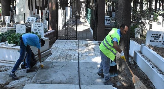 Edremit Belediyesi Mezarlık ve Şehitlikleri Bayrama Hazırladı