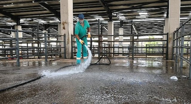 Kurban Satış Yerlerindeki Atıklar Temizlendi