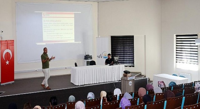 Van Büyükşehir Belediyesince düzenlenen “Gönülden Gönüle Dost Sohbetleri” ‘Erken Yaşta Evlilik’ semineri ile devam ediyor.