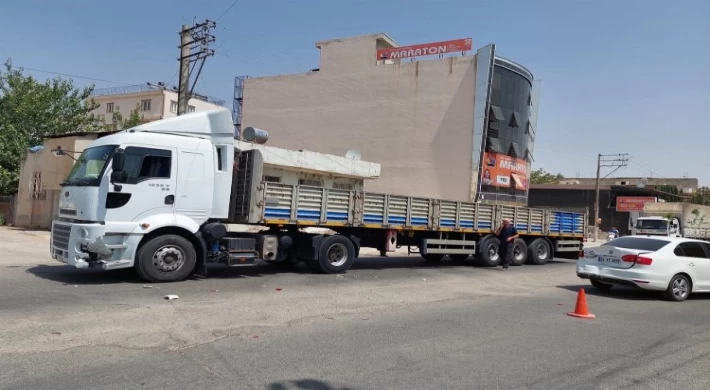 Adıyaman’da tır otomobile çarptı: 1 yaralı