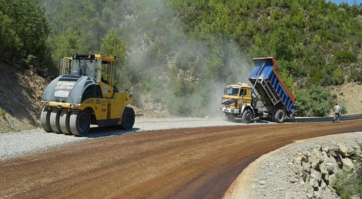 Antalya Büyükşehir Karabucak yolunu asfaltlıyor