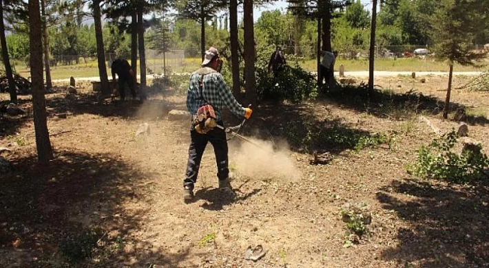 Antalya Büyükşehir’den mezarlıklarda bakım ve temizlik çalışması