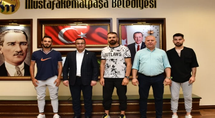 Bursa’da Mustafakemalpaşaspor sahaya indi