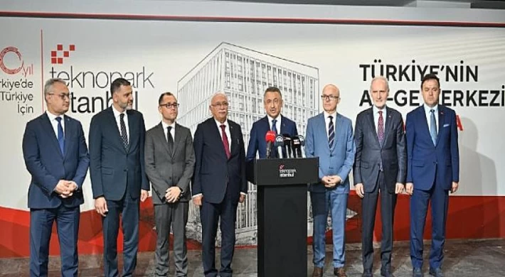 Cumhurbaşkanı Yardımcısı Fuat Oktay Teknopark İstanbul’da incelemelerde bulundu