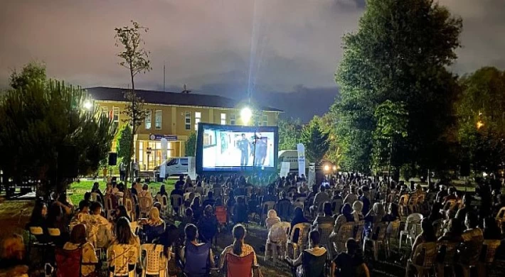 Gölcük’te Açık Hava Sineması Yoğun İlgiyle Başladı