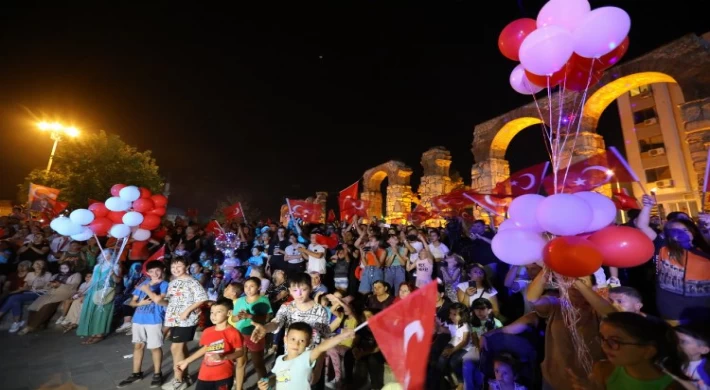 İzmir Efes Selçuk’tan gökyüzüne kırmızı-beyaz balonlar bırakıldı