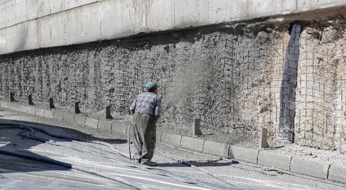 Kütahya’da alt geçit duvarlarına püskürtme beton