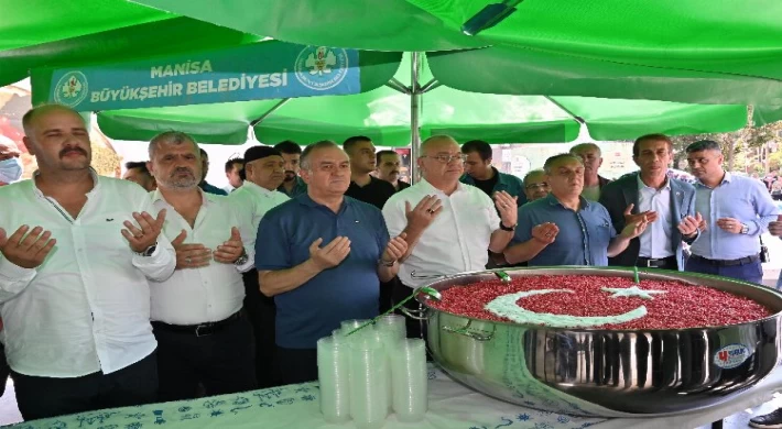 Manisa’da Demokrasi Meydanı’nda aşure hayrı