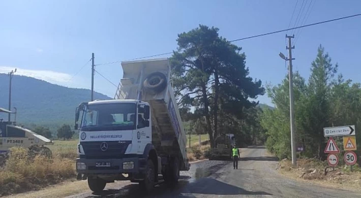 Muğla Büyükşehir, Yatağan’ın kırsal mahallelerinde yol çalışmalarını sürdürüyor