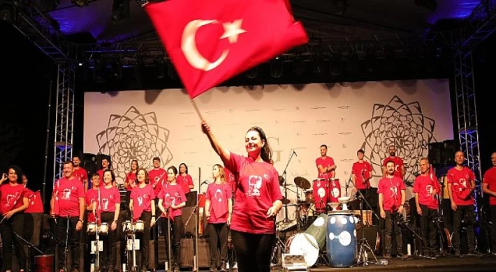 Patron Orkestranın Başına Geçti, 30 Çalışanıyla Konser Verdi