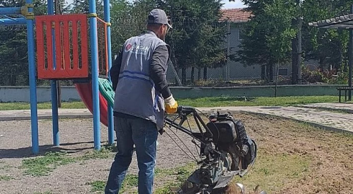 Sincan Belediyesi Yeşil Alanlarda Bakım Çalışmalarını Titizlikle Yapıyor