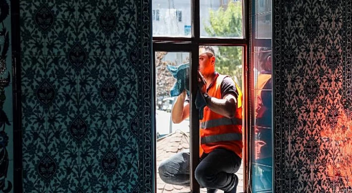 Van Büyükşehir Belediyesi tarafından Camii ve Kur’an kurslarında başlatılan temizlik çalışmaları devam ediyor.