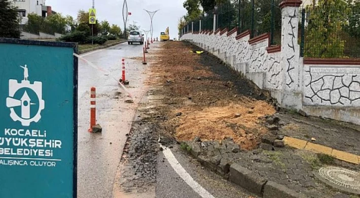 17 Ağustos Bulvarında kaldırım yenileme ve otopark yapılıyor