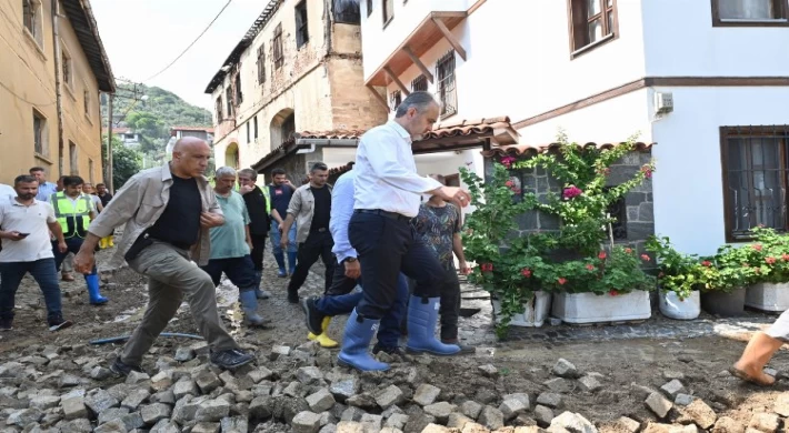 Bursa Mudanya’da sel sonrası hayat normale dönüyor... Kumyaka’da kapsamlı temizlik sürüyor