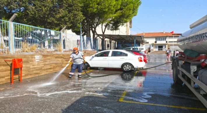 İzmir Karabağlar’da eğitime temizlik desteği