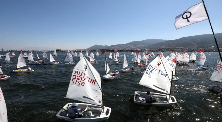 İzmir Körfezi’nde ’Kurtuluş’a yelken açtılar