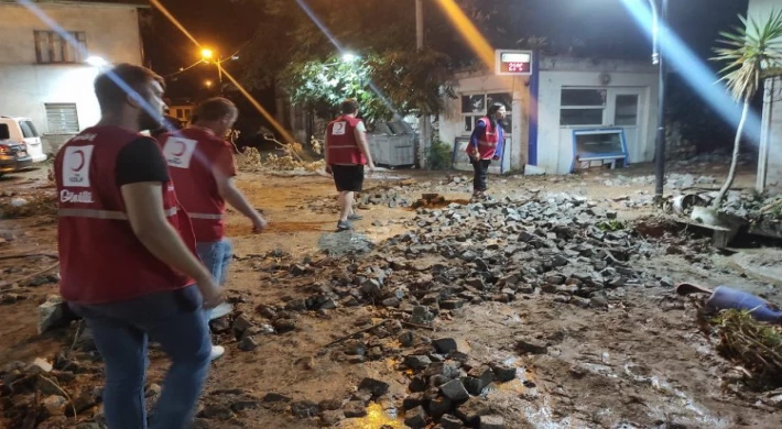 Kızılay gönüllüleri Mudanya’daki selzedelerin ihtiyacını gideriyor