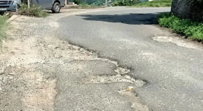 Rize Pazar’da Aktepe Grup Yolu köstebek yuvası gibi!