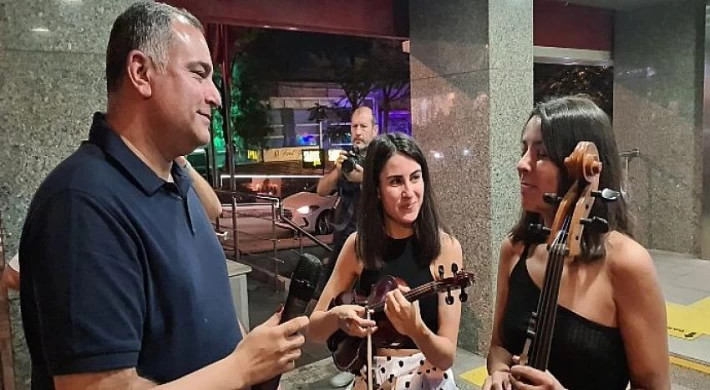 Taşdelen, Tunalı Hilmi Caddesi’nde Keman ve Viyolonsel Dinledi