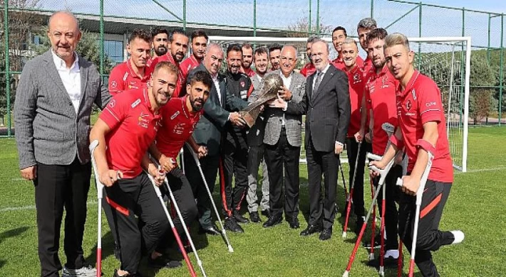 TFF Başkanı Mehmet Büyükekşi, Dünya Şampiyonu Ampute Milli Takımımız ile bir araya geldi