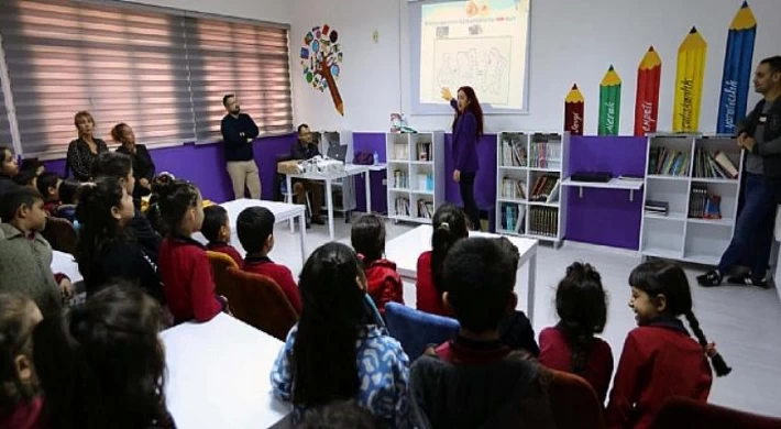 Bayraklı Belediyesinden çocuklara ağız ve diş sağlığı dersi