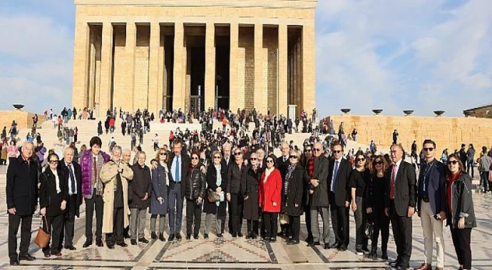 Koç Topluluğu’nun emekli üst düzey yöneticilerini buluşturan Koç-Yönder’den Anıtkabir ziyareti