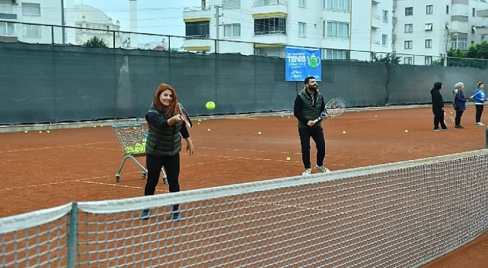 Yenişehirli kadınlar çay saatinde tenis öğreniyor