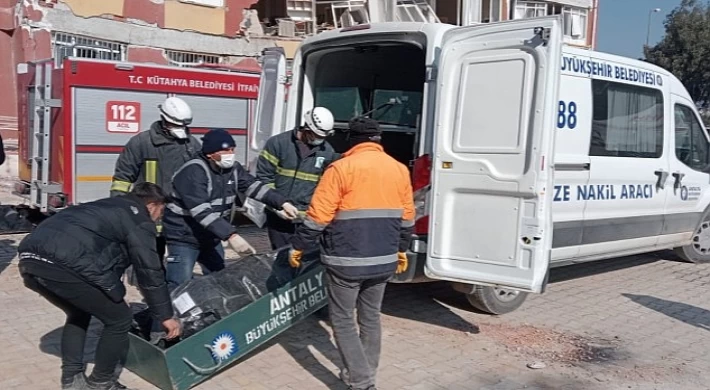 Antalya Büyükşehir Belediyesi Hatay’da cenazeleri defnediyor