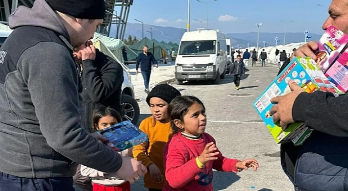 Depremzede çocukların yüzleri oyuncaklarla güldü