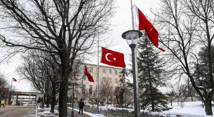 TBMM’de ’egemenliği’ simgeleyen bayrak dışındaki tüm bayraklar yarıya indirildi