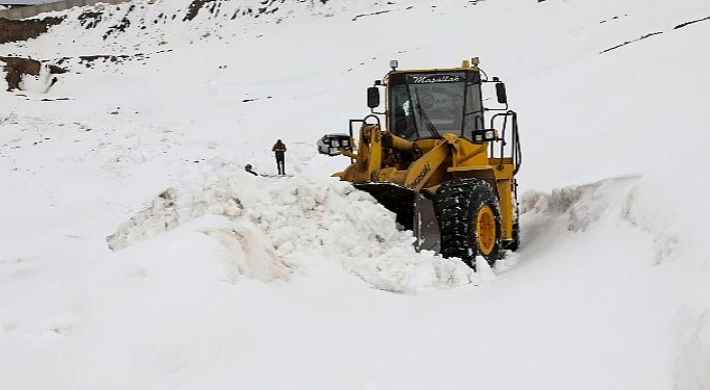 Van Büyükşehir Belediyesi’nden Sınırın Sıfır Noktasında Karla Mücadele Çalışması