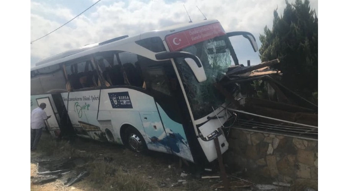 Bursalıların otobüsü kültür turu dönüşünde kaza yaptı: 1 ölü, 8 yaralı