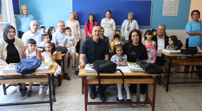 DEPREMZEDE ÖĞRENCİLERİN ÇANTA VE KIRTASİYE MALZEMESİ BAŞKAN YILMAZ’DAN