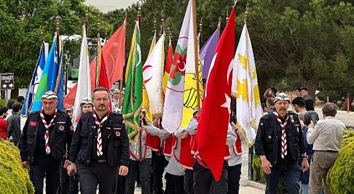 60 ilden 3 bine yakın izci Çanakkale’de 'Dedeciğim ben geldim!’ diyerek yürüdü