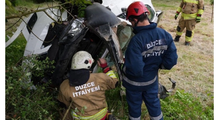 Düzce’de hakimiyeti kaybederek yoldan çıktı! 3 yaralı