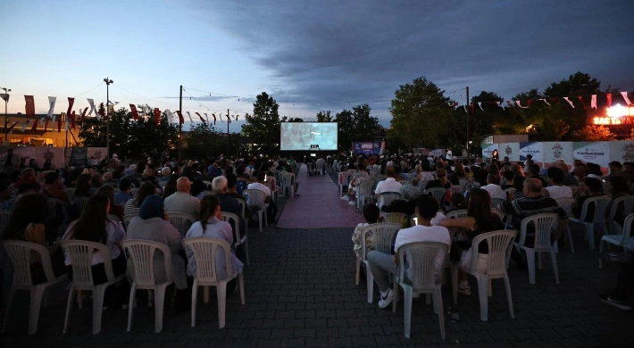 Yazlık Sinema Nostaljisi Film Gösterimlerinin Gala Gecesi Atatürk Filmi ile Gerçekleştirildi